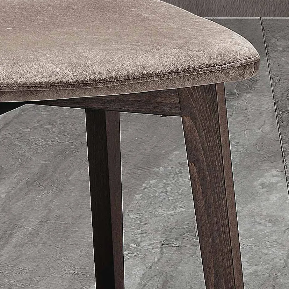 Moderner Stuhl mit elegantem Design aus gestepptem Samt und Holz – Scarat