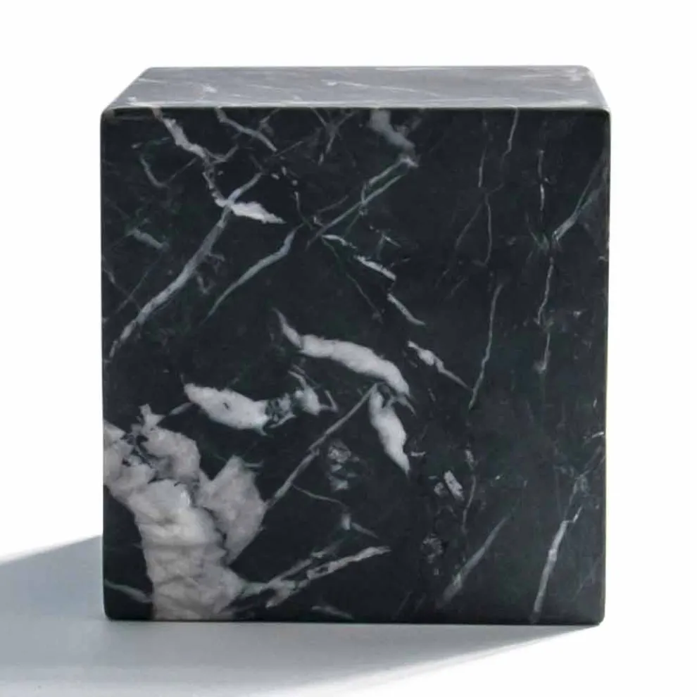 Moderner Würfel Briefbeschwerer aus satinschwarzem Marquinia-Marmor Made in Italy - Qubino