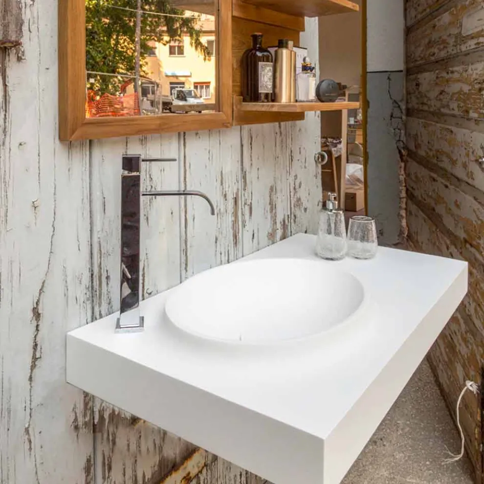 Modernes Badezimmer-Hängemöbelset aus massivem Brusson