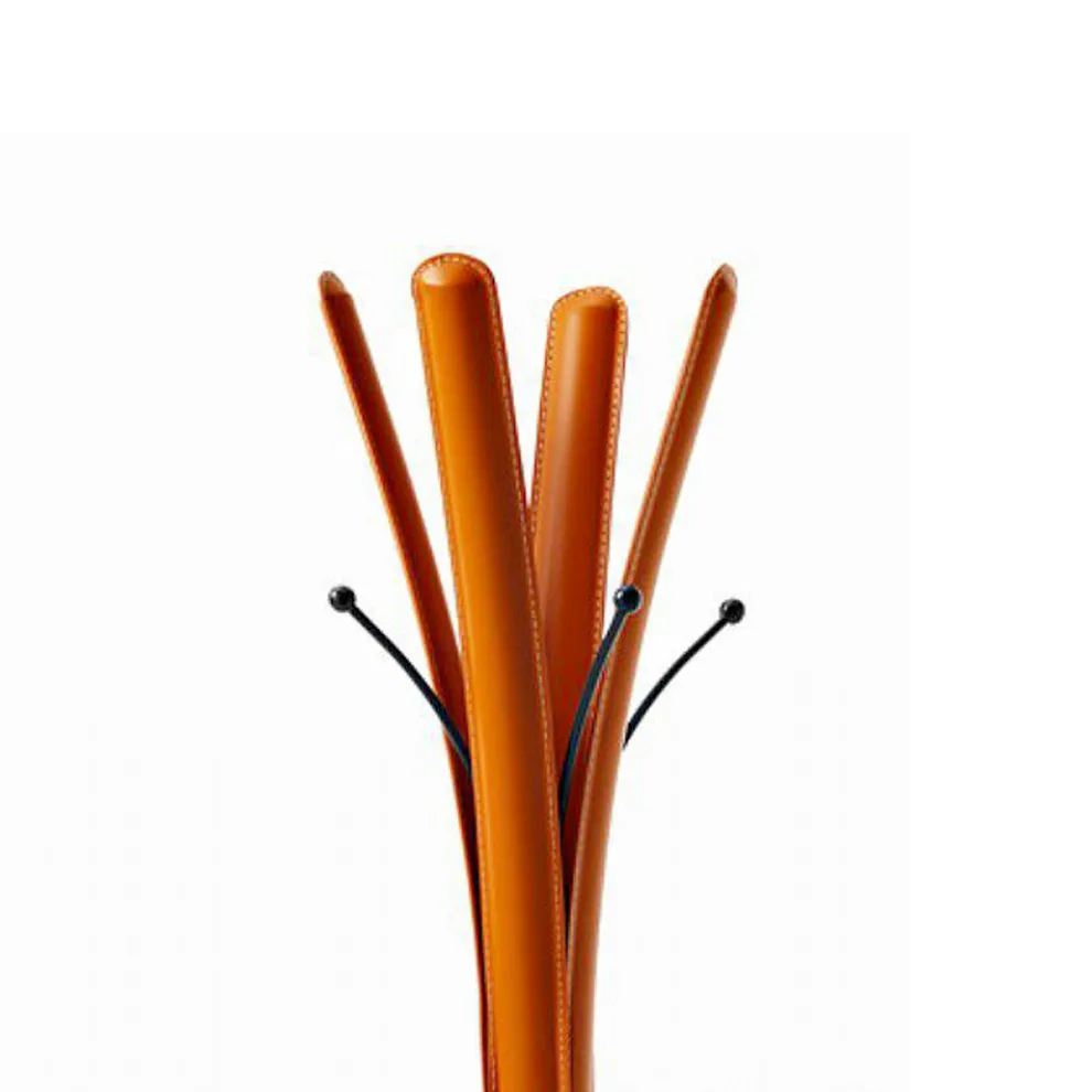 Modernes Design Kleiderbügel aus schwarzem Stahl mit Lederbezug - Natur