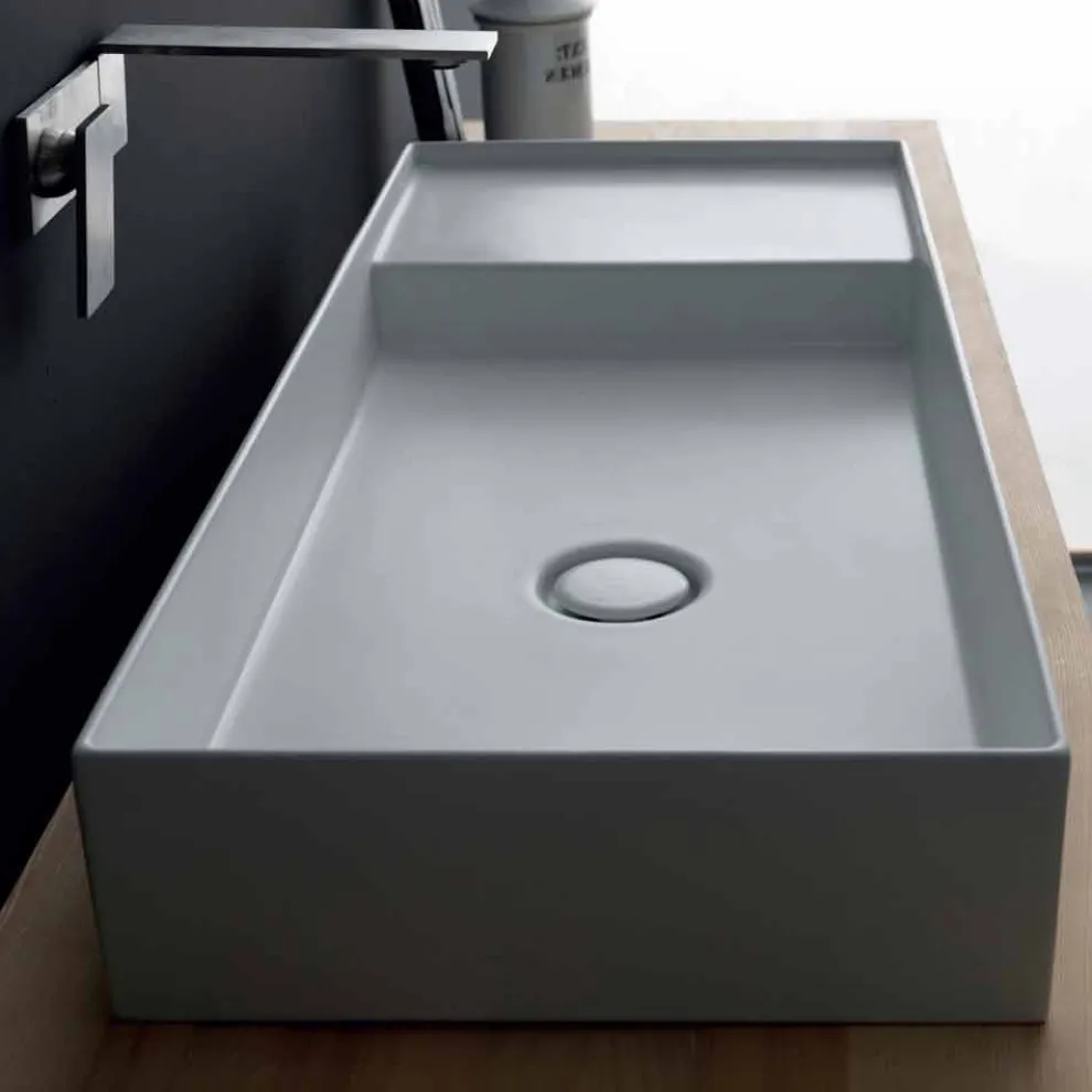 Modernes rechteckiges Waschbecken aus farbiger Keramik, hergestellt in Italien