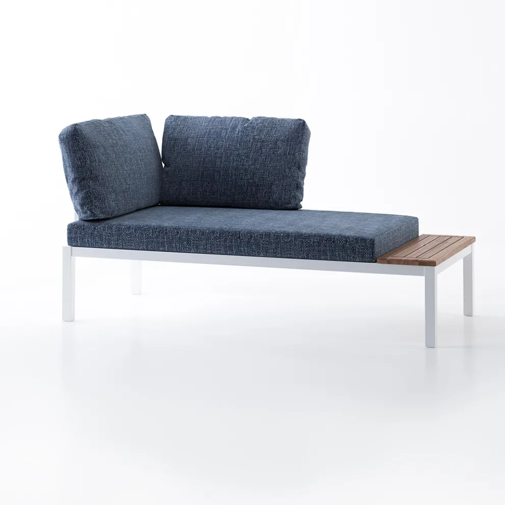 Wohnzimmer im Freien aus weißem Metall und Holz mit Sofas und Couchtisch - Brera