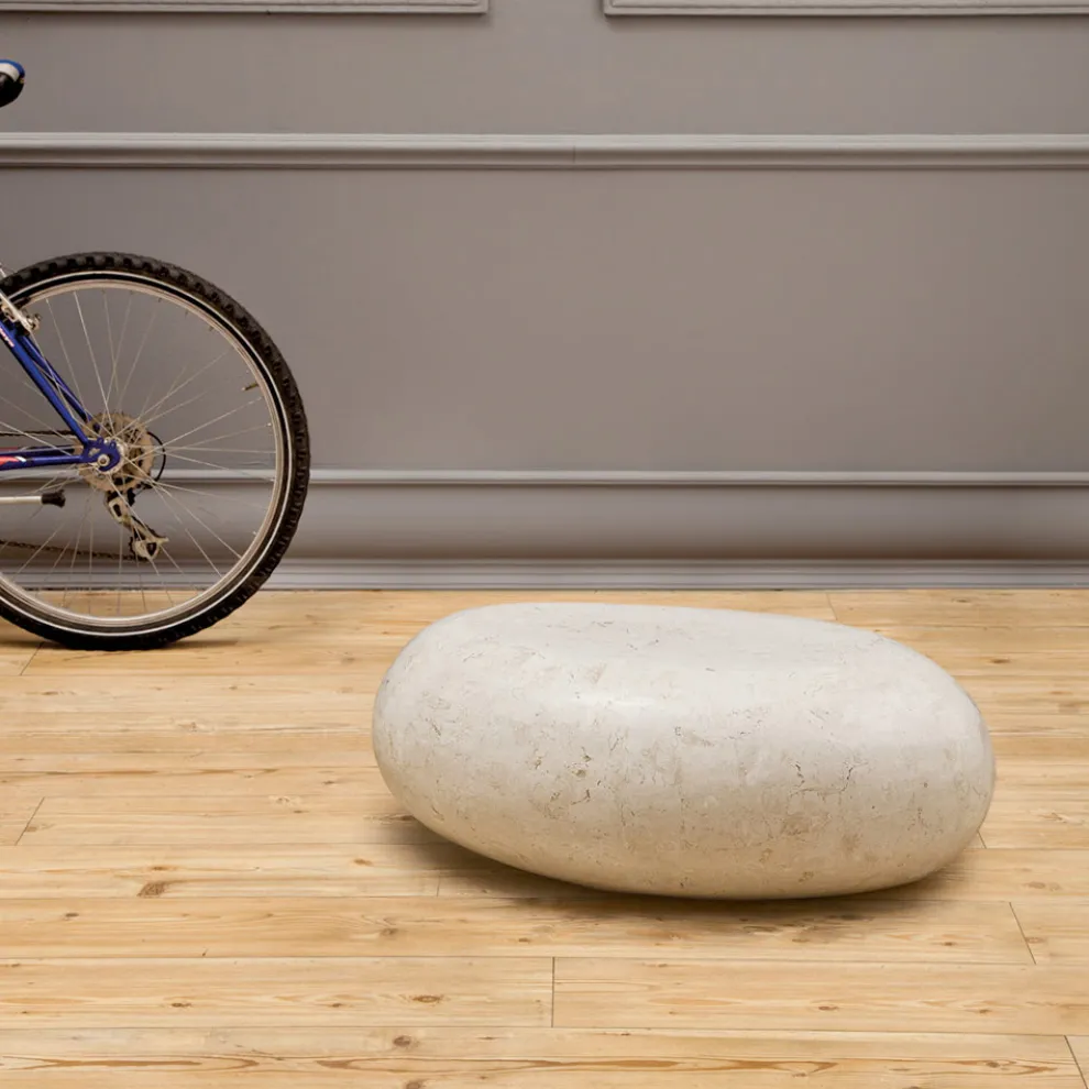 Ovaler Couchtisch aus weißem Fossilstein – Alfred