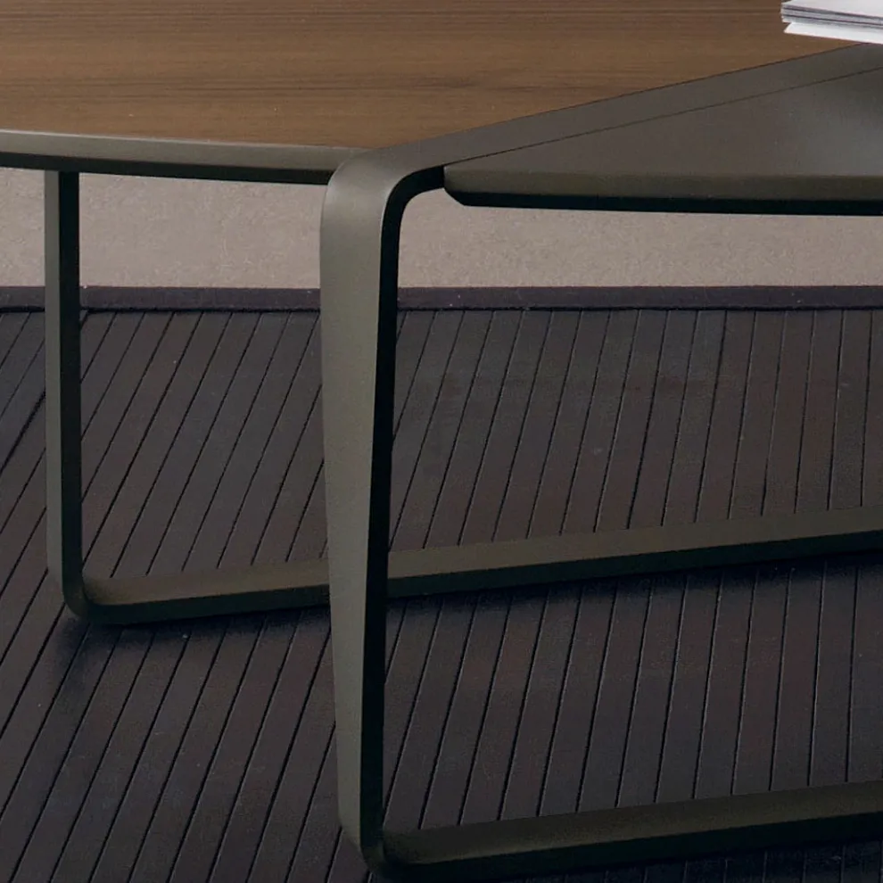 Ovaler Couchtisch aus Metall und zweifarbiger Holzplatte - Comacchio