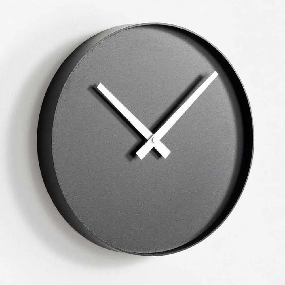 Runde Design Wanduhr aus matt lackiertem Metall - Orogio