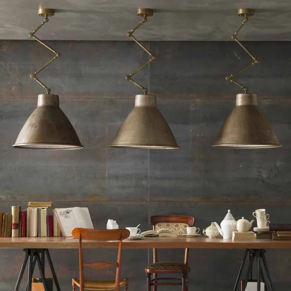 Pendelleuchte gross IL Fanale mit Schwenkarm aus patinierten Eisen