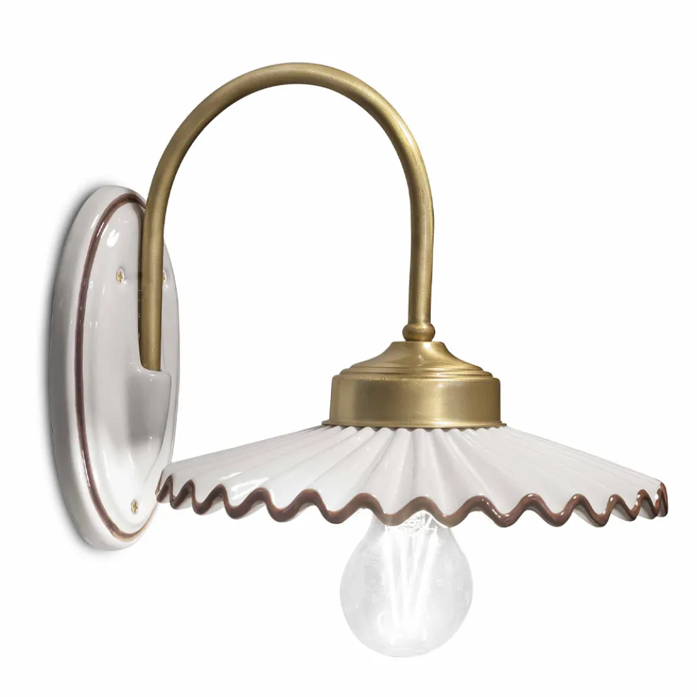 Plissierte, glänzende Keramikapplikation und handbemalte Kante – Laquila