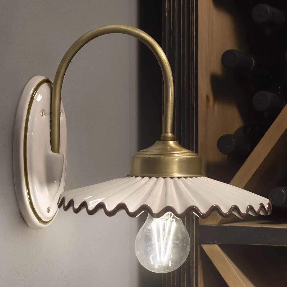 Plissierte, glänzende Keramikapplikation und handbemalte Kante – Laquila