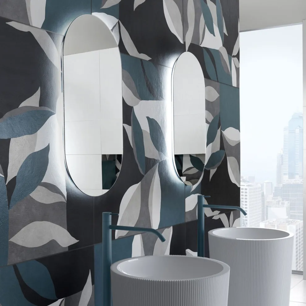 Polierter Drahtspiegel mit unregelmäßiger Form und Hintergrundbeleuchtung, hergestellt in Italien - Study