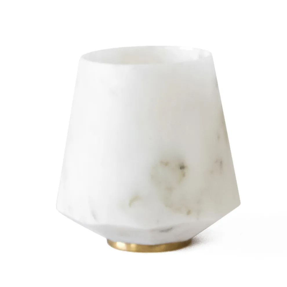 Wasserglas aus satiniertem weißem Carrara-Marmor und Messing - Scaglio