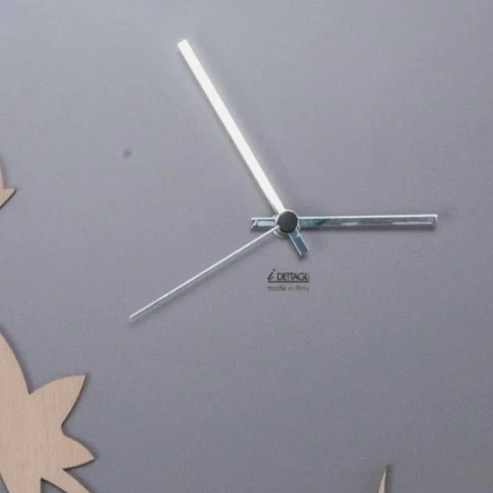 Moderne graue Wanduhr mit rechteckigem Design aus verziertem Holz - Gallium