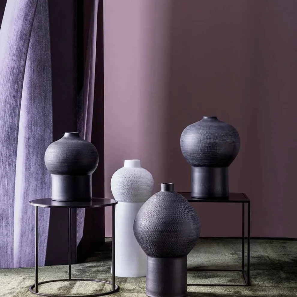 Zusammensetzung von 4 dekorativen Vasen aus schwarzer und weißer Keramik - Calicanto