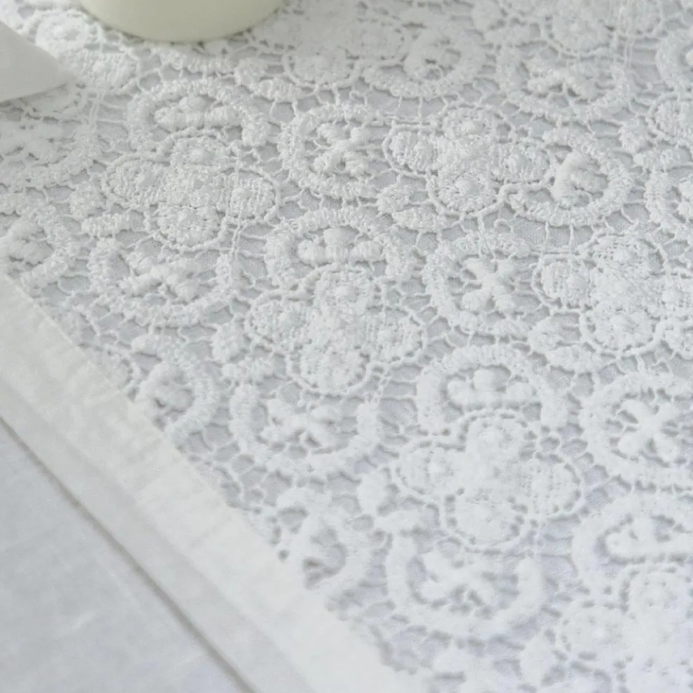 Weißer Tischläufer in gehäkelter Spitzenstickerei und Baumwollmischungskante - Giangi
