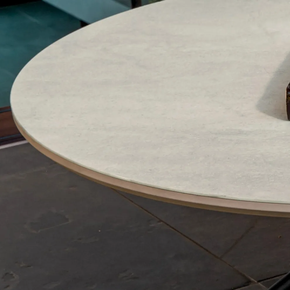 Runder Couchtisch für Wohnzimmer aus Metall und mattem Keramiksockel - Shanghai