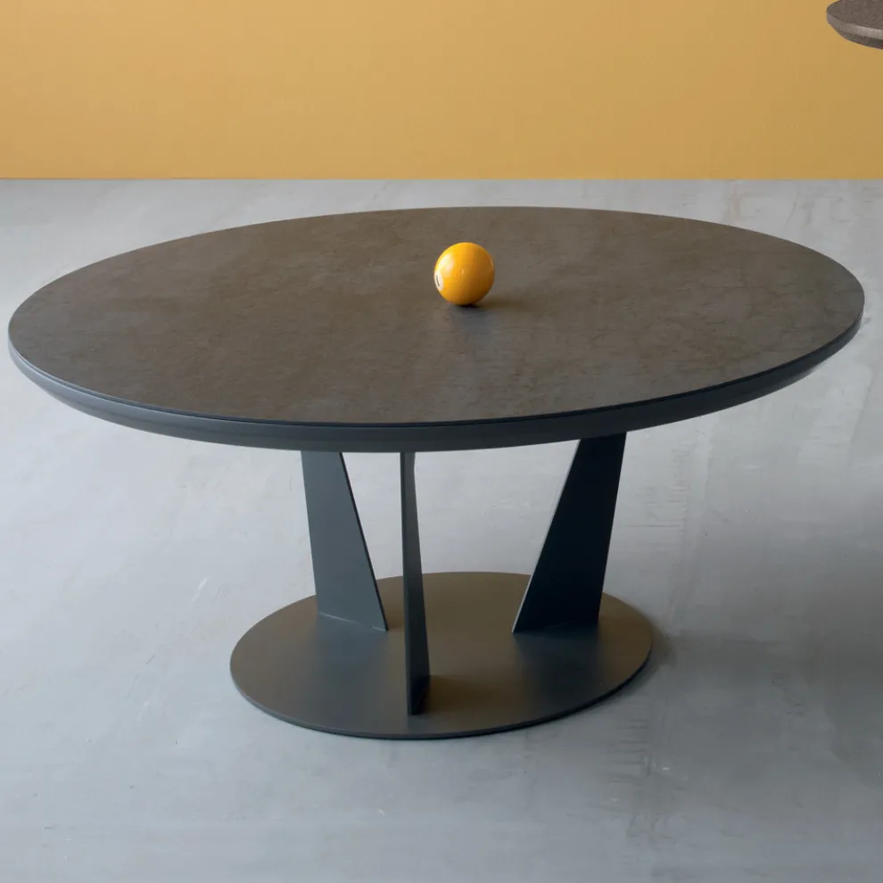 Runder Couchtisch aus schräger Metall- und Keramikplatte - Coriko