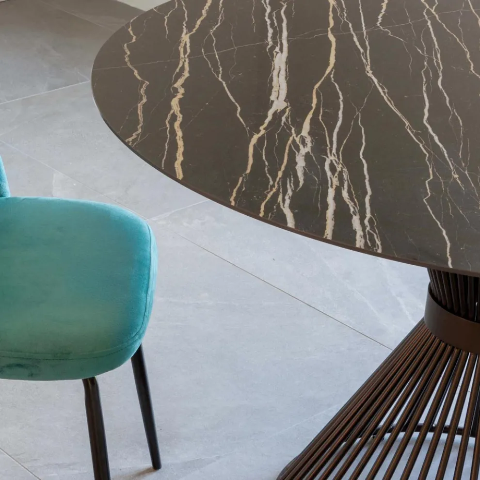 Runder Esstisch aus polierter Florim-Keramik und Stahlgestell – Denali