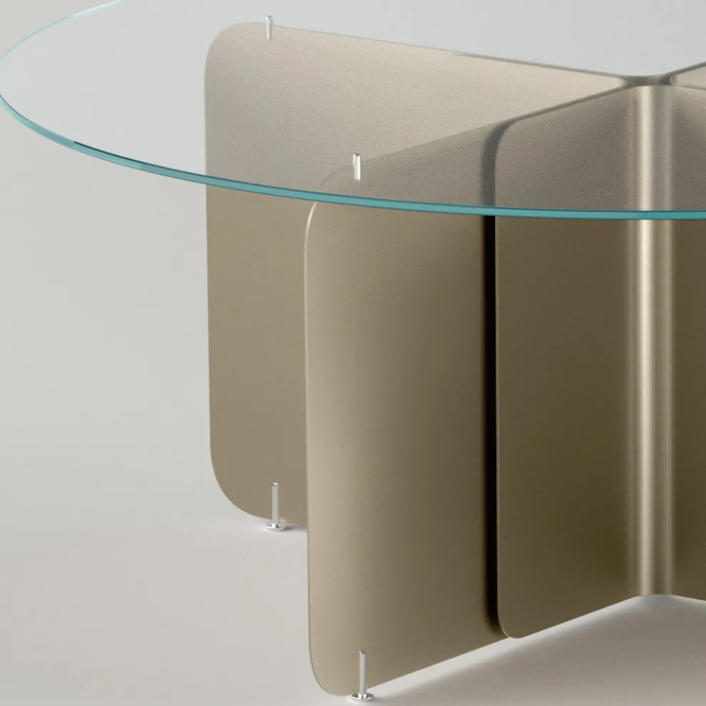 Runder Tisch mit extraklarer Glasplatte und champagnerfarbenem Untergestell - Piacere