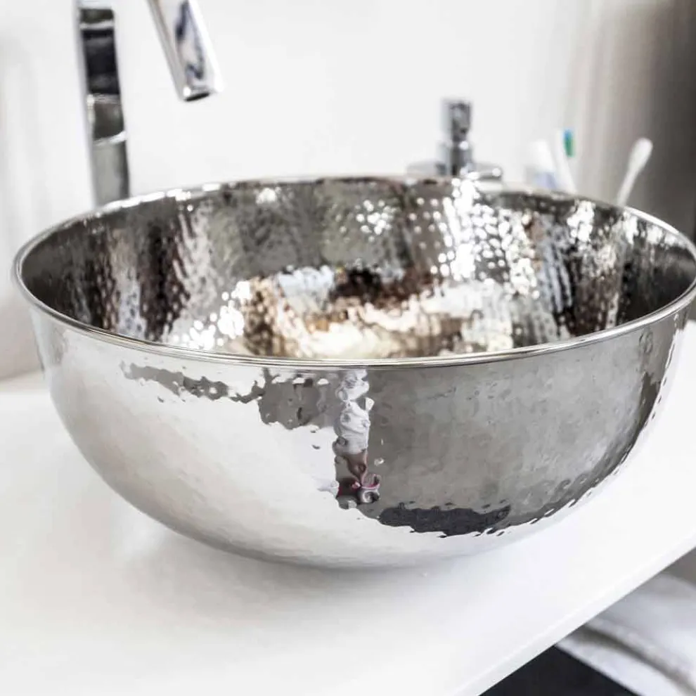 Rundes Aufsatzwaschbecken aus gehämmertem Chrommessing - Diamond