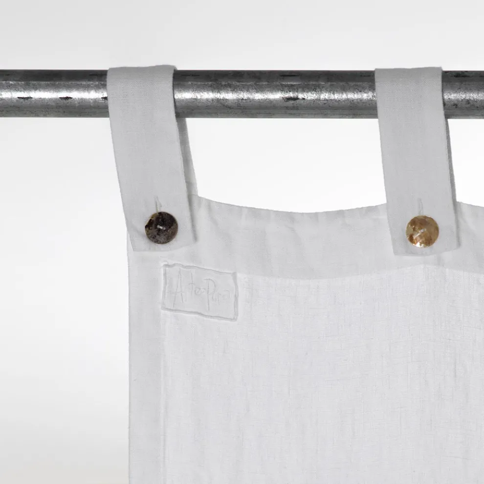 Weißer schwerer Leinenvorhang mit italienischen Luxusknöpfen - Gorgia