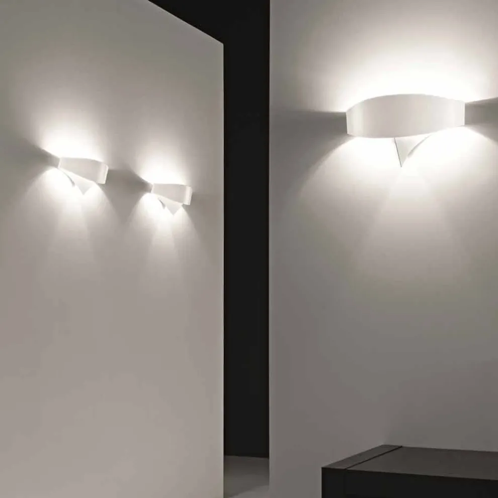 Selene Scudo Wandleuchter aus lackiertem Stahl in modernem Design