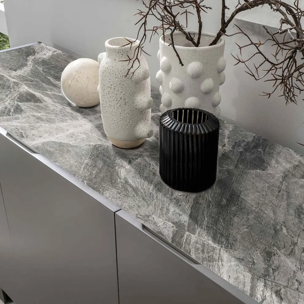 Sideboard aus MDF, Tischplatte aus Keramik in grauer Marmoroptik mit 3 Push-Pull-Click-Türen