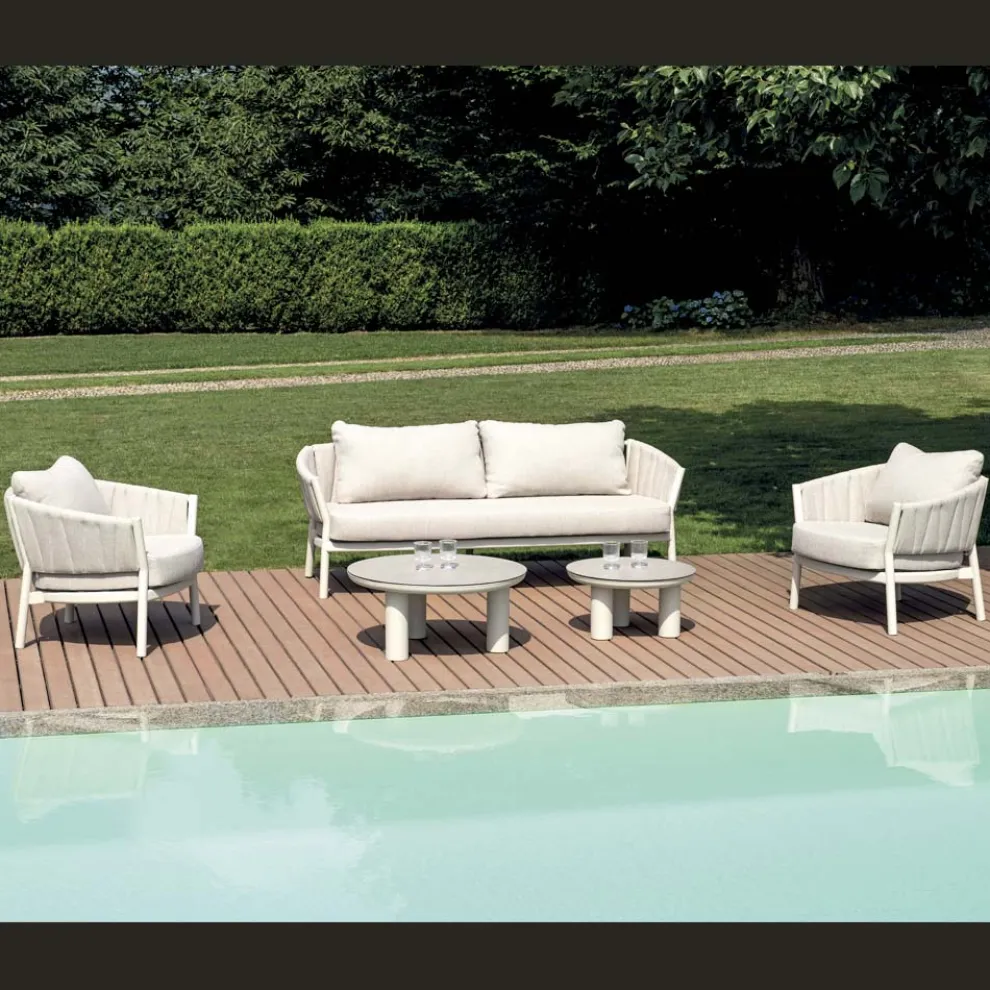 Wohnzimmer, bestehend aus 2 Sesseln, 1 Sofa und 2 Couchtischen aus Aluminium - Fusion