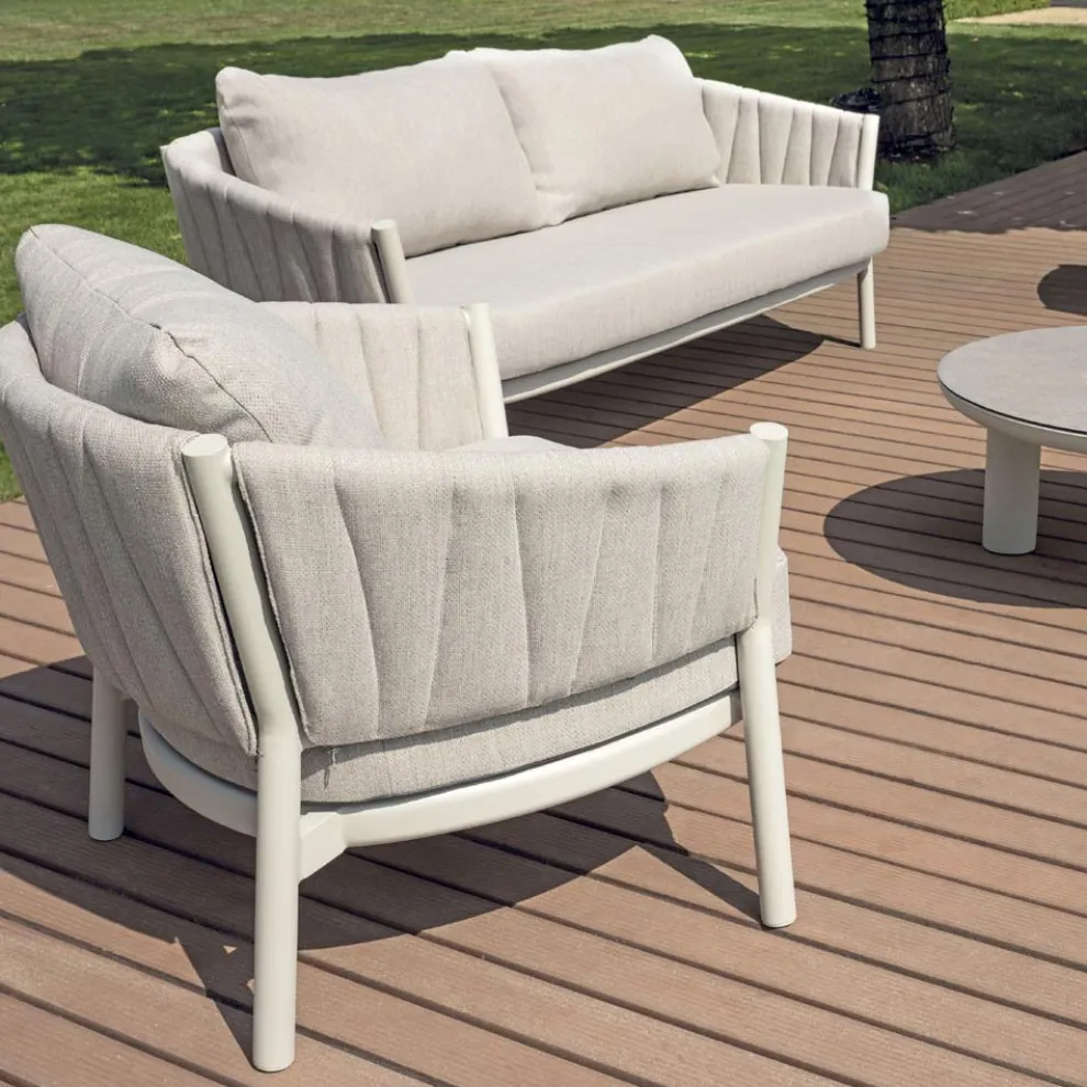 Wohnzimmer, bestehend aus 2 Sesseln, 1 Sofa und 2 Couchtischen aus Aluminium - Fusion