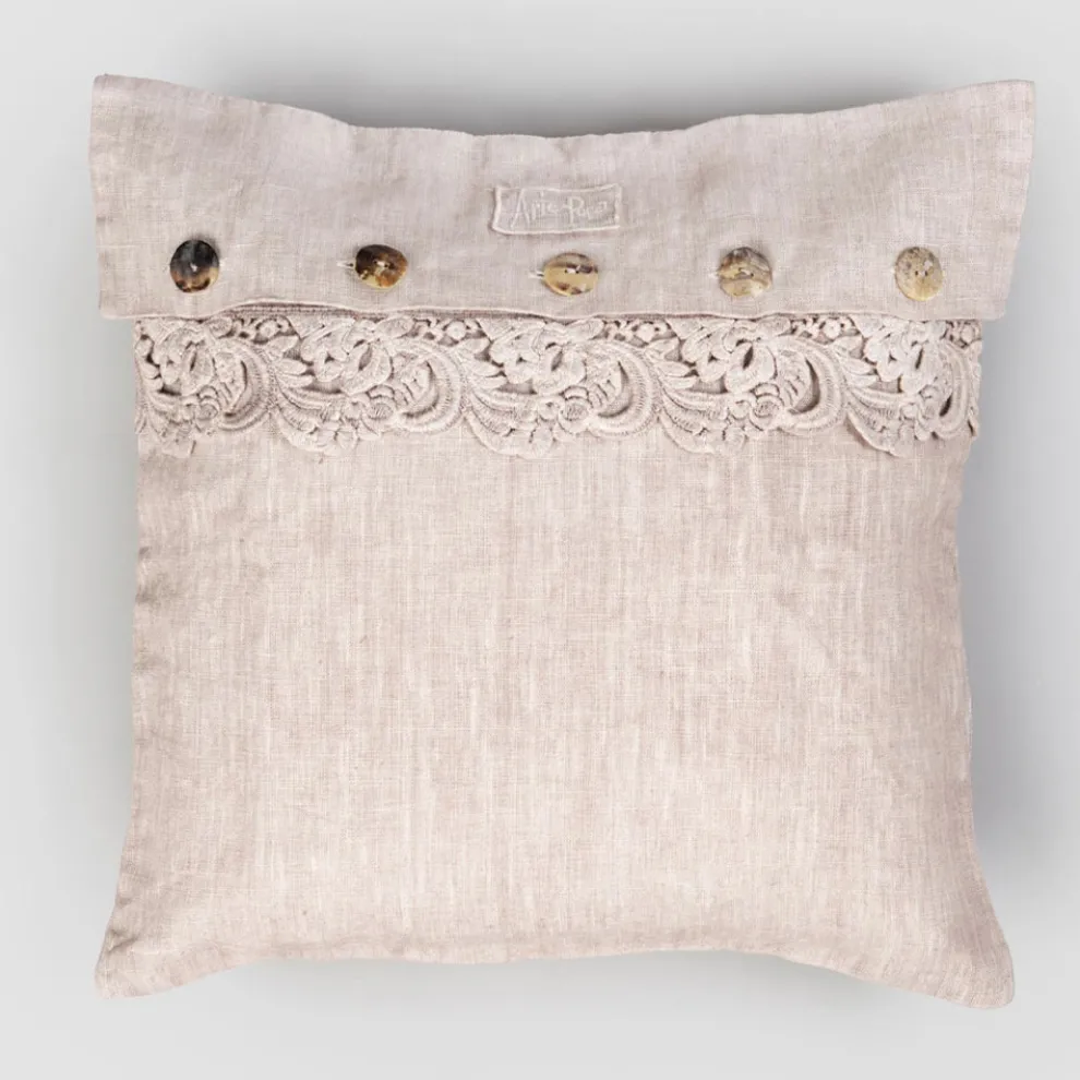 Quadratischer Kissenbezug aus staubigem Leinen oder Retro mit Knöpfen und Spitzenarmonia - Logos