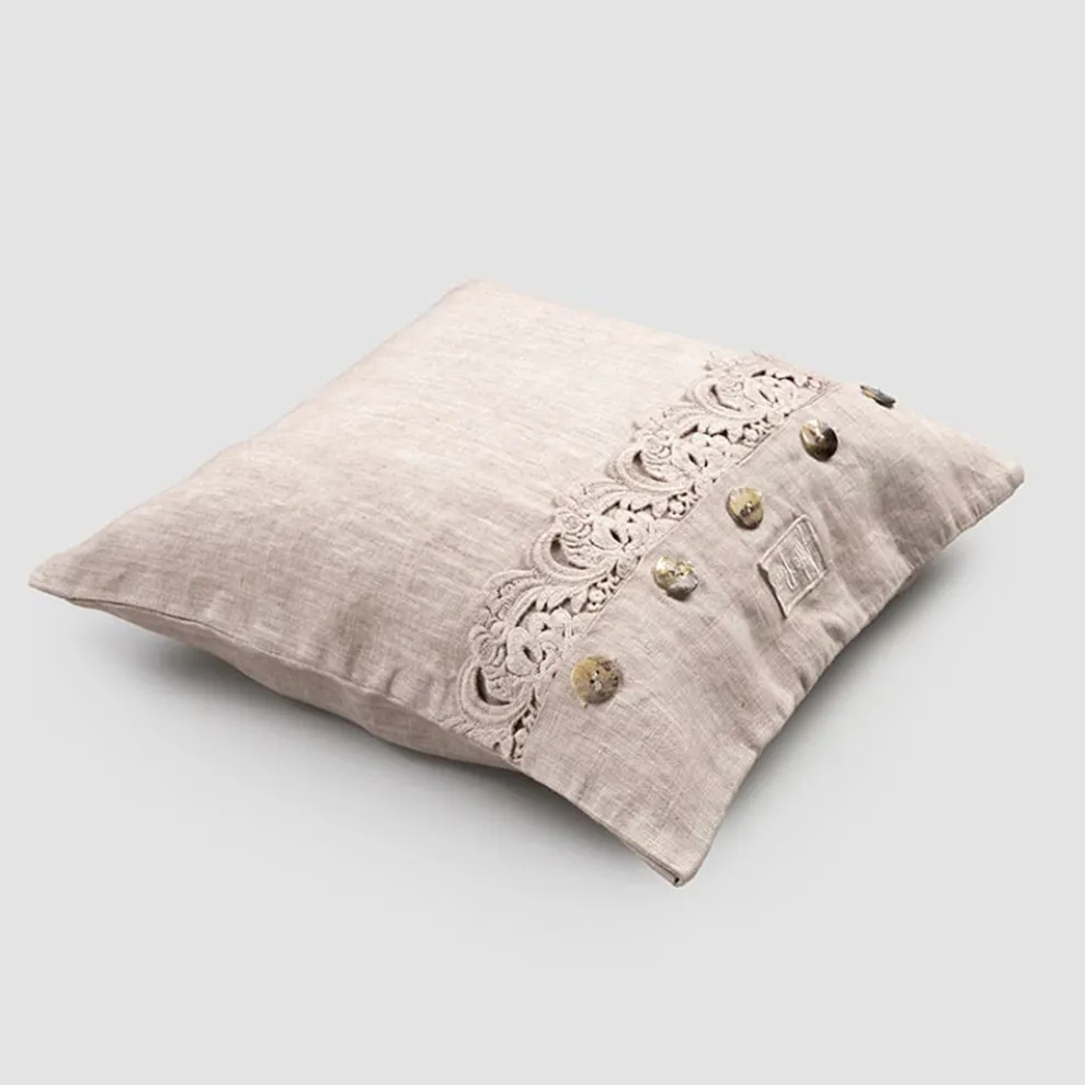 Quadratischer Kissenbezug aus staubigem Leinen oder Retro mit Knöpfen und Spitzenarmonia - Logos