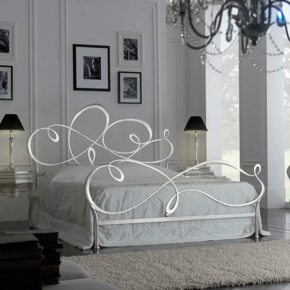 Doppelbett mit massivem Eisenkopfteil, hergestellt in Italien – Nebbia