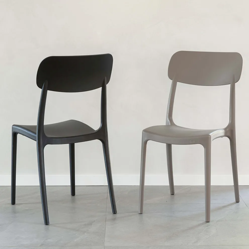 Stapelbarer Stuhl für den Innen- und Außenbereich aus Polypropylen in verschiedenen Farben - Garima