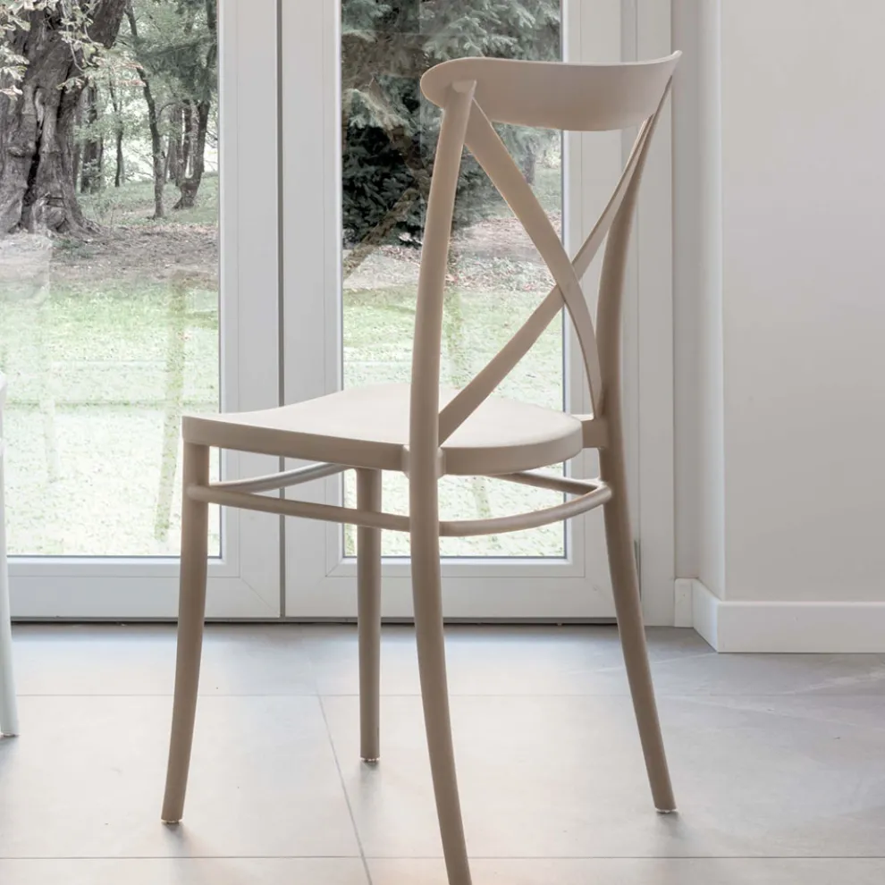 Stapelbarer Stuhl für den Innen- und Außenbereich aus verstärktem Harz mit Glasfaser – Naira