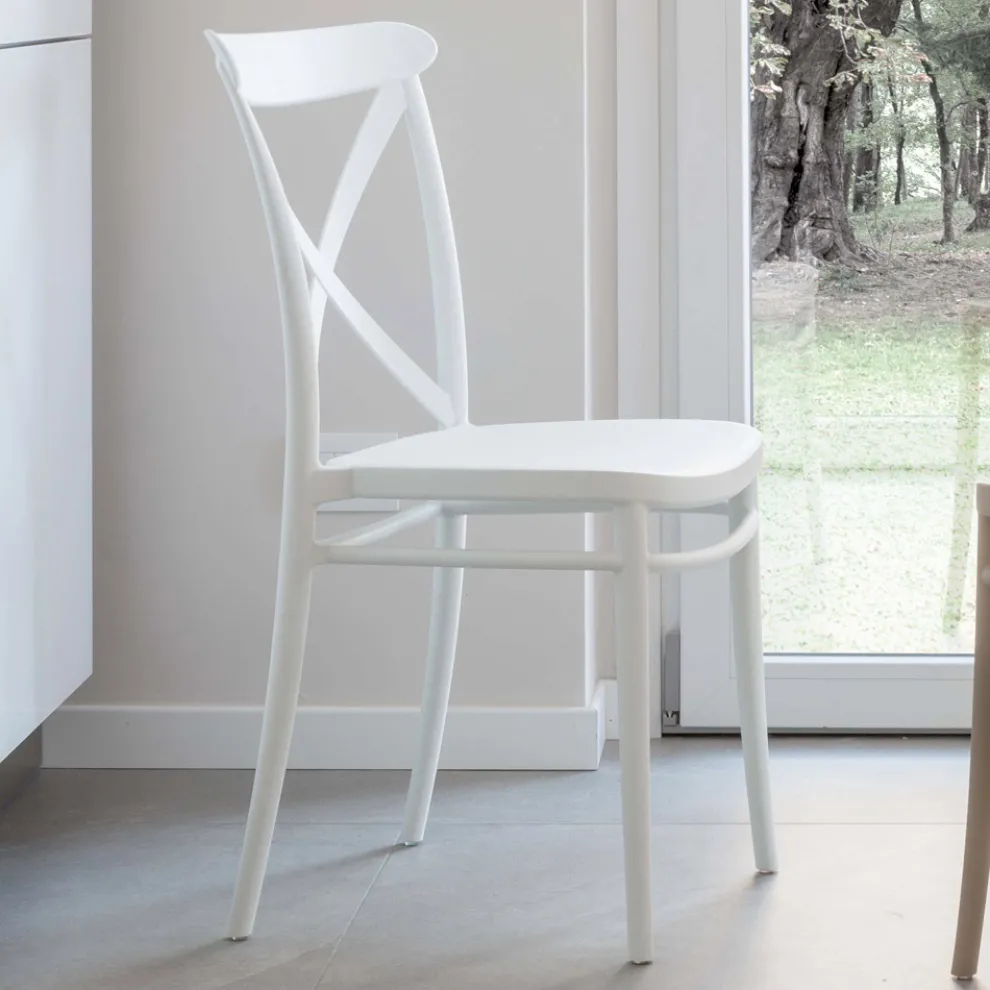 Stapelbarer Stuhl für den Innen- und Außenbereich aus verstärktem Harz mit Glasfaser – Naira