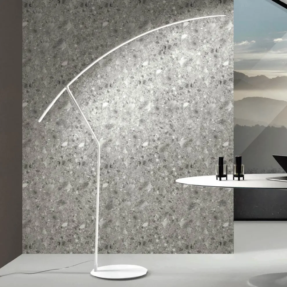 Stehlampe aus in verschiedenen Farben lackiertem Metall und dimmbarer LED – Ahorn