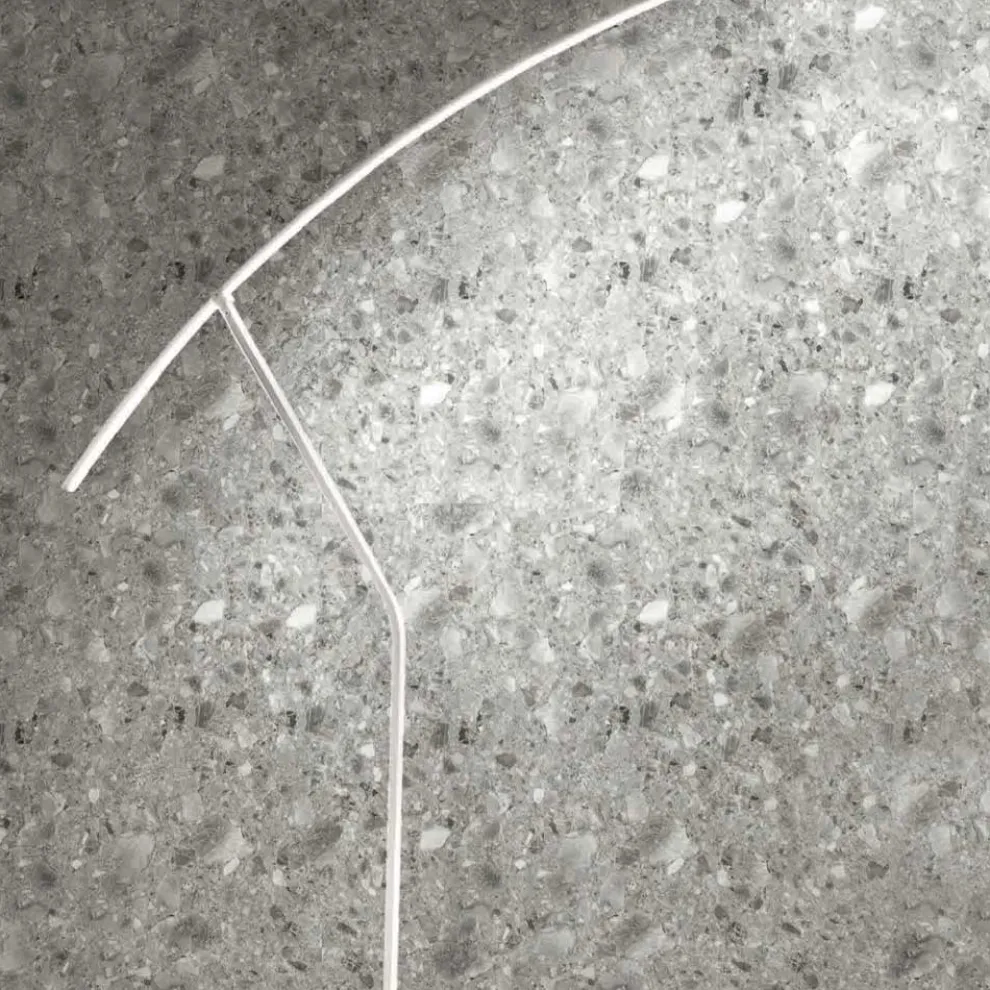 Stehlampe aus in verschiedenen Farben lackiertem Metall und dimmbarer LED – Ahorn