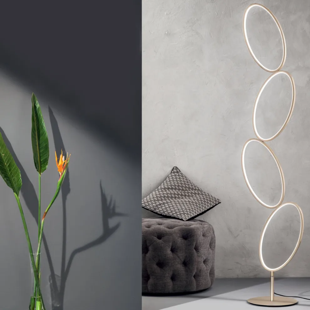 Stehlampe aus Metall in Gold-Finish mit dimmbarer LED - Raissa