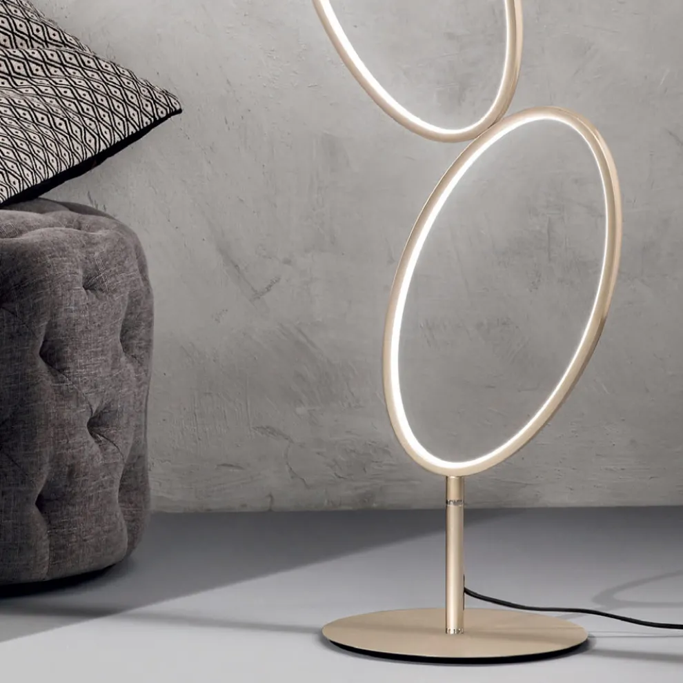 Stehlampe aus Metall in Gold-Finish mit dimmbarer LED - Raissa