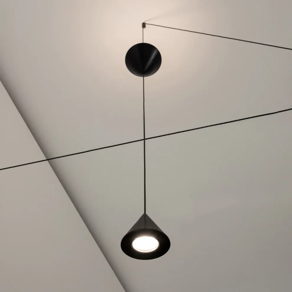 Stehlampe aus schwarzem Aluminium und minimalistischem Doppelkegel-Design - Mercado