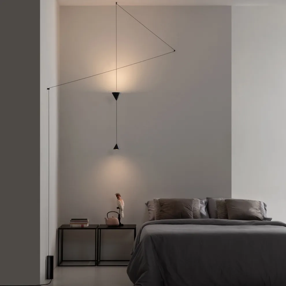 Stehlampe aus schwarzem Aluminium und minimalistischem Doppelkegel-Design - Mercado