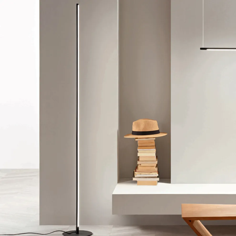 Stehlampe aus schwarz lackiertem Metall mit LED-Licht – Orange