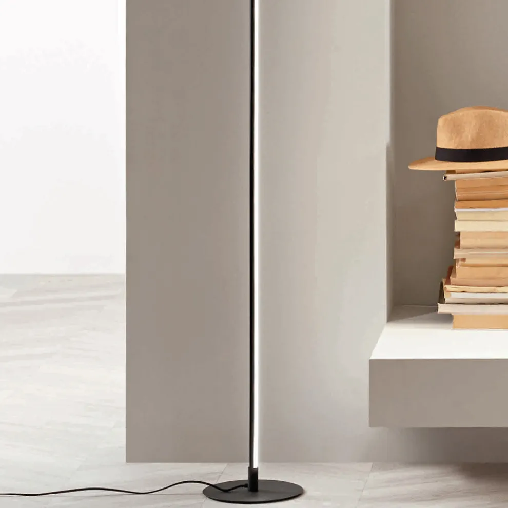 Stehlampe aus schwarz lackiertem Metall mit LED-Licht – Orange