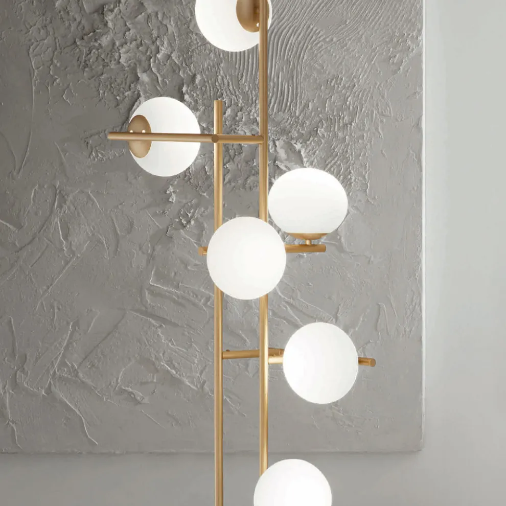 Stehlampe mit LED aus goldlackiertem Metall und mundgeblasenem Glas - Ailanto