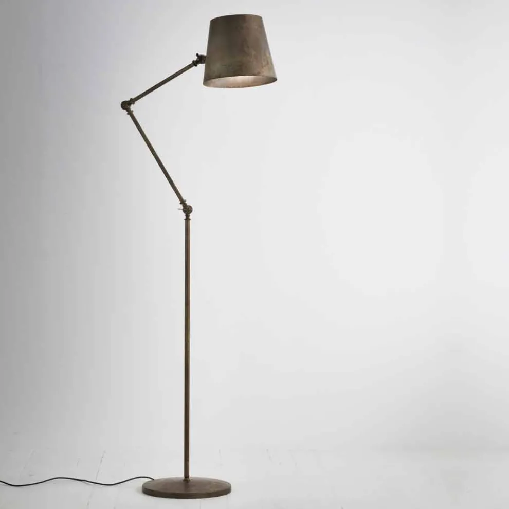 Stehlampe Reporter im Industrie Design mit Schwenkarm