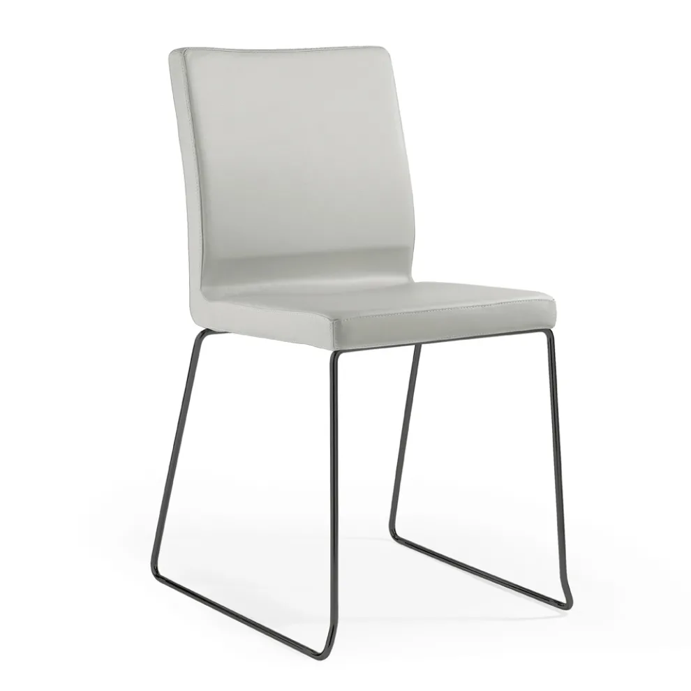 Stuhl aus Perlleder und schwarzen Stahlbeinen, hergestellt in Italien – Stella