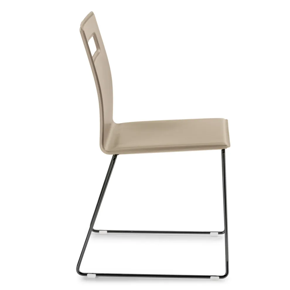 Stuhl aus taupefarbenem Leder und Kufenbeinen, hergestellt in Italien – Pallina