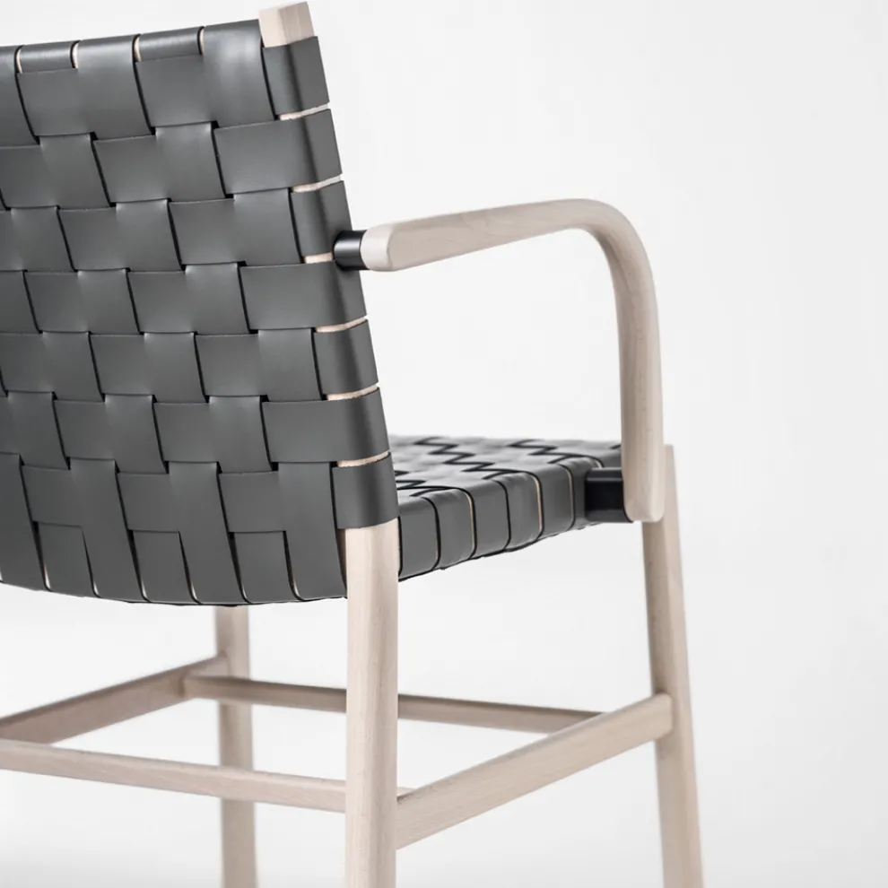 Stuhl mit Armlehnen aus gebleichter Buche und Sitz aus Leder Made in Italy - Nora