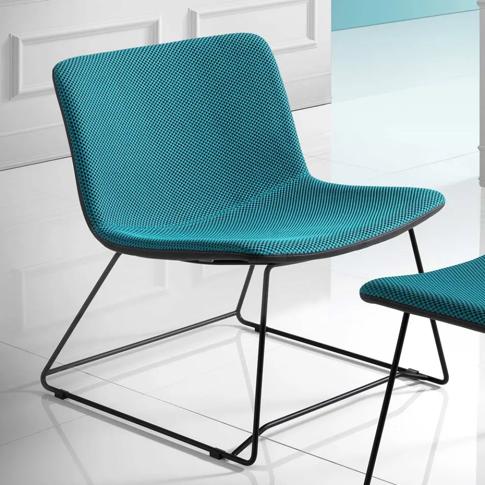 Stuhl mit Fußstütze aus Vulcano-Stoff und Metallbeinen Made in Italy - Amane