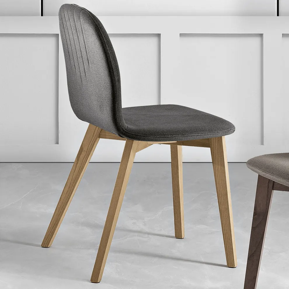 Stuhl mit Monocoque-Stoffsitz und Holzbeinen Made in Italy - Nezoku