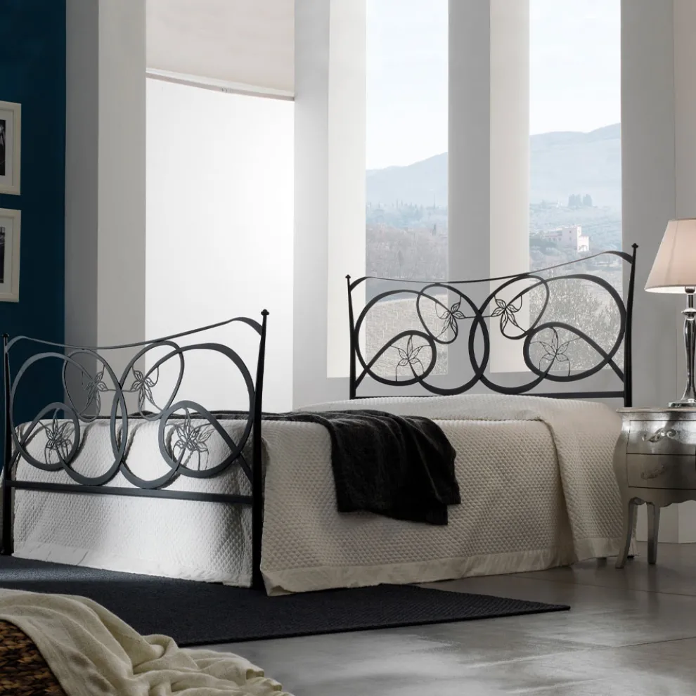 Doppelbett mit Kissen, Matratze und 2 Nachttischen, hergestellt in Italien – Natur