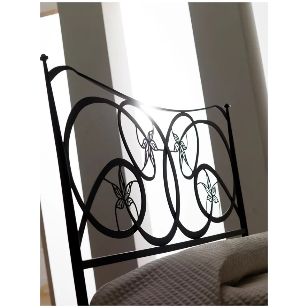 Doppelbett mit Kissen, Matratze und 2 Nachttischen, hergestellt in Italien – Natur